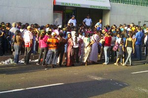Las colas siguen siendo interminables en supermercados de Zulia