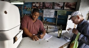 Lo que compran los cubanos con la libreta de racionamiento
