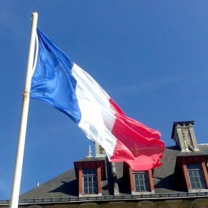 ¿Habla francés? Polémica en Francia por una medida contra obreros extranjeros