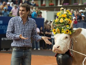 En vez de un trofeo, Federer recibe como regalo a Desireé (Foto + Video)
