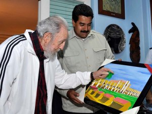 Maduro le regaló a Fidel un cuadro pintado por Chávez (Fotos)