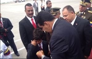 Un niño llora en Moscú al saludar a Maduro (Fotos)