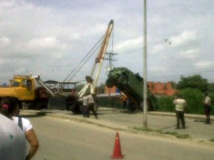 Tres militares heridos al caer vehículo Tiuna en caño La Yuca