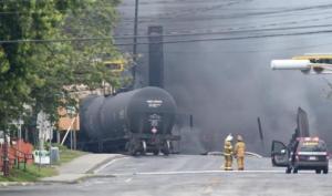 Centenares de evacuados tras descarrilar tren transportaba petróleo en Canadá
