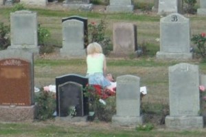 Los pillaron haciendo “cositas macabras” en el cementerio (Foto)