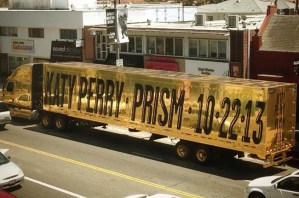 Katy Perry anuncia su nuevo disco con un camión dorado (Foto)
