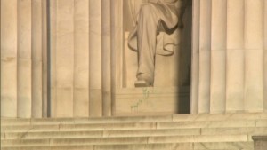 Lanzan pintura verde al monumento de Abraham Lincoln en Washington (Fotos)