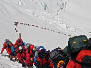 Hace 60 años nadie había subido a la cima del Everest… ahora se hacen colas (FOTO)
