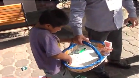 Niño vendedor humillado por funcionario recibe beca (Video)