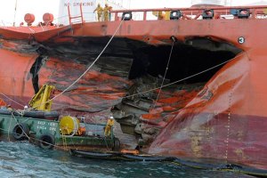 Colisión de dos cargueros causa derrame de combustible en Singapur