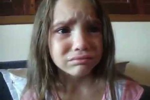 La niña que llora por no ser negra (Video)