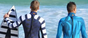 Crean un traje que hace a los surfistas invisibles ante tiburones (Fotos)