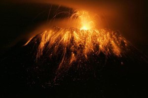 Alerta naranja continúa para aldeas amenazadas por volcán en Ecuador
