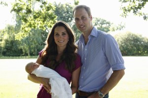 Kate y Guillermo posan con el príncipe Jorge (Fotos)