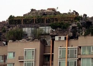 El dueño de la mansión construida sobre un rascacielos acepta demolerla