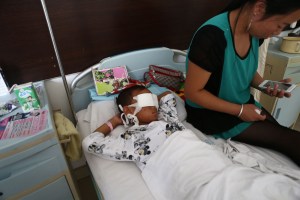 Médico ofrece implantarle ojos electrónicos a niño chino