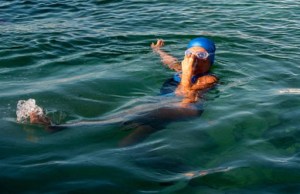 Nadadora hará quinto intento de cruzar estrecho de Florida