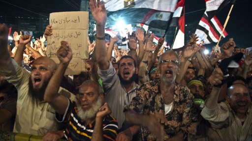 Policía dispara gases lacrimógenos contra una protesta pro Mursi en El Cairo