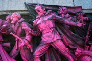 Pintan de rosa un monumento del ejército soviético (Fotos)
