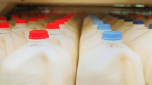 China prohíbe importación de leche neozelandesa por temor a botulismo