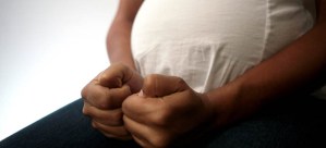 Detienen a dos falsas embarazadas con drogas
