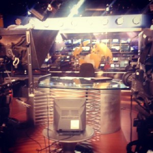 Así quedó el viernes en la noche el estudio principal de Globovisión (Foto)