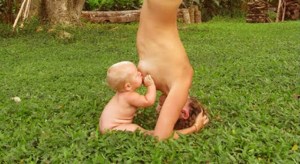 Desnuda y de cabeza amamanta a su bebé (FOTO)