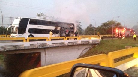 Autobús se incendió en la autopista Regional del Centro (Fotos)