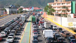 Fuerte tráfico en la autopista Caracas – La Guaira por accidente en la vía