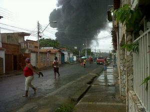 Evacúan zona adyacente a la refinería de Puerto La Cruz tras incendio