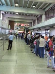 Así está la cola para embarcar los vuelos nacionales en Maiquetía (Foto)