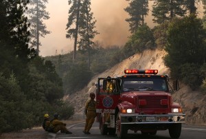 Bomberos luchan a duras penas contra incendio en California (Fotos)
