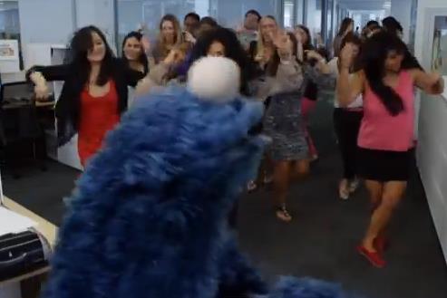 El Cookie Monster le canta “Call Me Maybe” a las galletas