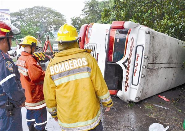 Un muerto y 14 heridos en accidente en autopista de Carabobo