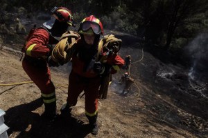 Bomberos intentan controlar incendio forestal al oeste de Madrid