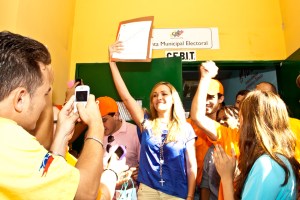 Fabiola Colmenarez inscribió su candidatura a la alcaldía del municipio Vargas (Fotos)