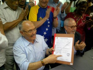 Ismael García formalizó su inscripción para la alcaldía de Libertador