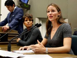 Jennifer Garner y Halle Berry defienden ley contra los paparazzi