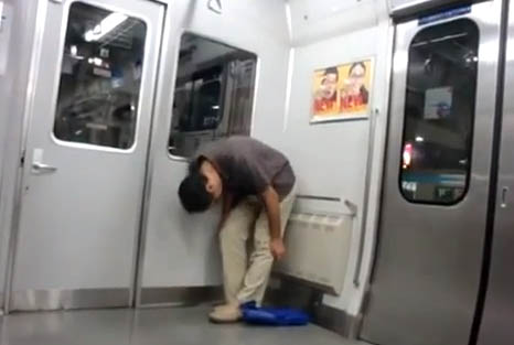 Mosca con quedarte dormido en el metro (Videos)