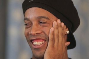 Ronaldinho renuncia a su sonrisa…¡Se operó los dientes!