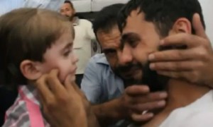 Emocionante reencuentro entre padre y su hijo que creía muerto tras ataque en Siria (Video)