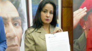 Stella Lugo entregó denuncia contra María Corina Machado ante la AN