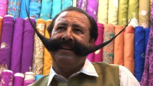 Dispuesto a migrar por su bigote (Video)