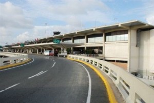 Decenas de pasajeros permanecen varados en aeropuerto de Santo Domingo