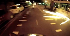 Un cohetón explota debajo de un autobús en Manchester city y casi ocasiona un accidente (Video)