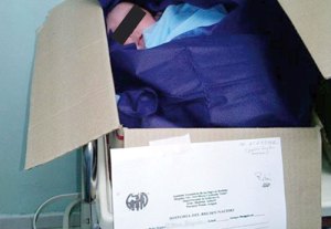 En cajas de cartón atienden a bebés por falta de incubadoras