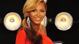 Así es arrastrada Beyoncé por un fanático fuera del escenario (Video)