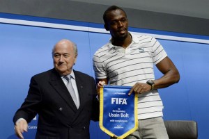 Usain Bolt visita la Fifa y posa con la Copa del Mundo