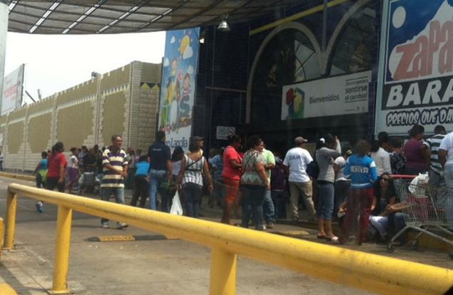Persisten las colas en Maracaibo para compra alimentos de la cesta básica (Foto)