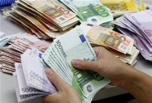 El euro baja a 1,3232 dólares en Fráncfort